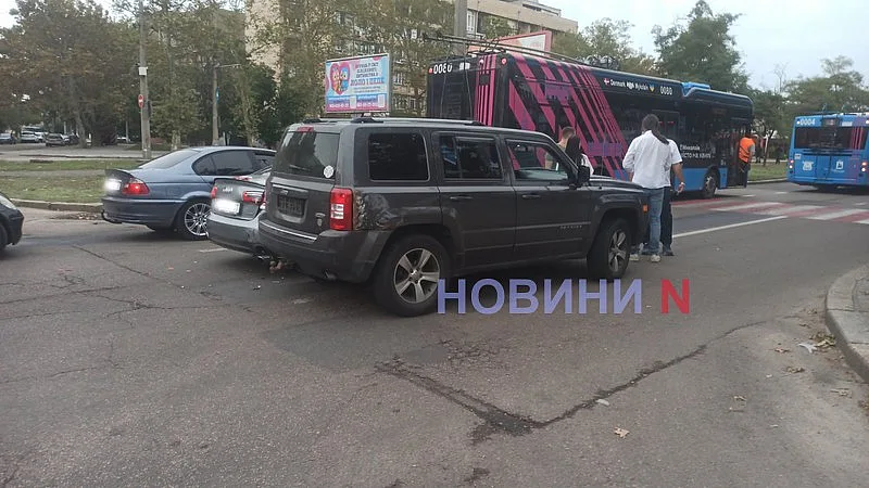 Jeep и Audi столкнулись в Николаеве: на проспекте пробка Jeep и Audi столкнулись в Николаеве: на проспекте пробка
