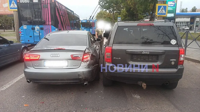 Jeep и Audi столкнулись в Николаеве: на проспекте пробка Jeep и Audi столкнулись в Николаеве: на проспекте пробка