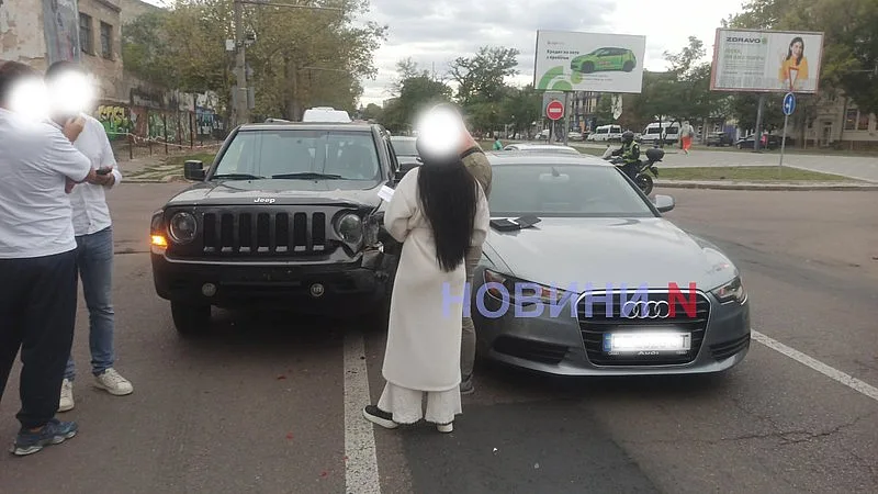 Jeep и Audi столкнулись в Николаеве: на проспекте пробка Jeep и Audi столкнулись в Николаеве: на проспекте пробка