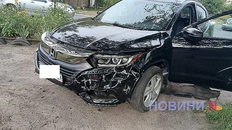 У Миколаєві Honda вилетіла з дороги після зіткнення з Audi У Миколаєві Honda вилетіла з дороги після зіткнення з Audi