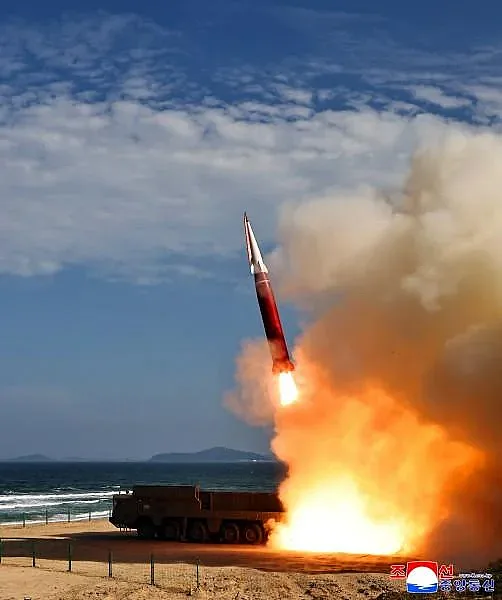 КНДР испытала гиперзвуковую ракету Hwasong-11Ma-1 на 900 км: почему ее сложно перехватить КНДР испытала гиперзвуковую ракету Hwasong-11Ma-1 на 900 км: почему ее сложно перехватить