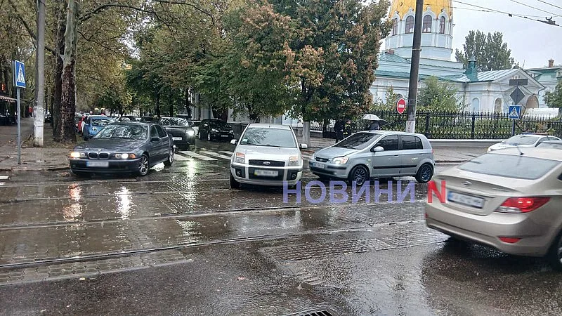 Ford и Hyundai столкнулись в центре Николаева Ford и Hyundai столкнулись в центре Николаева