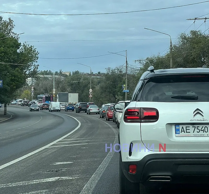 Мост практически стоит: в Николаеве из-за поломанного авто образовался огромный затор Мост практически стоит: в Николаеве из-за поломанного авто образовался огромный затор