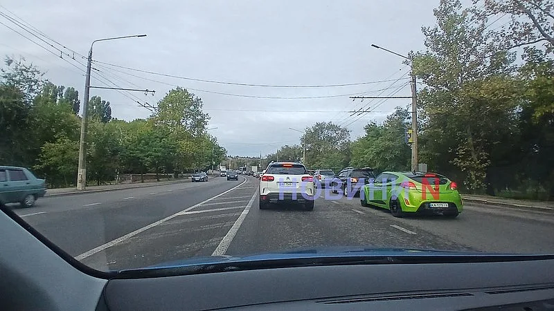 Мост практически стоит: в Николаеве из-за поломанного авто образовался огромный затор Мост практически стоит: в Николаеве из-за поломанного авто образовался огромный затор