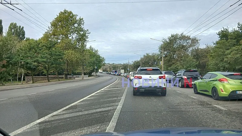 Мост практически стоит: в Николаеве из-за поломанного авто образовался огромный затор Мост практически стоит: в Николаеве из-за поломанного авто образовался огромный затор