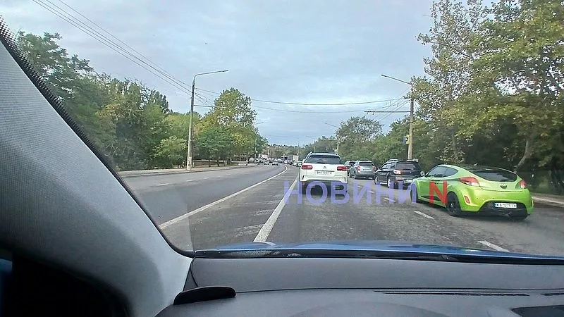 Мост практически стоит: в Николаеве из-за поломанного авто образовался огромный затор Мост практически стоит: в Николаеве из-за поломанного авто образовался огромный затор