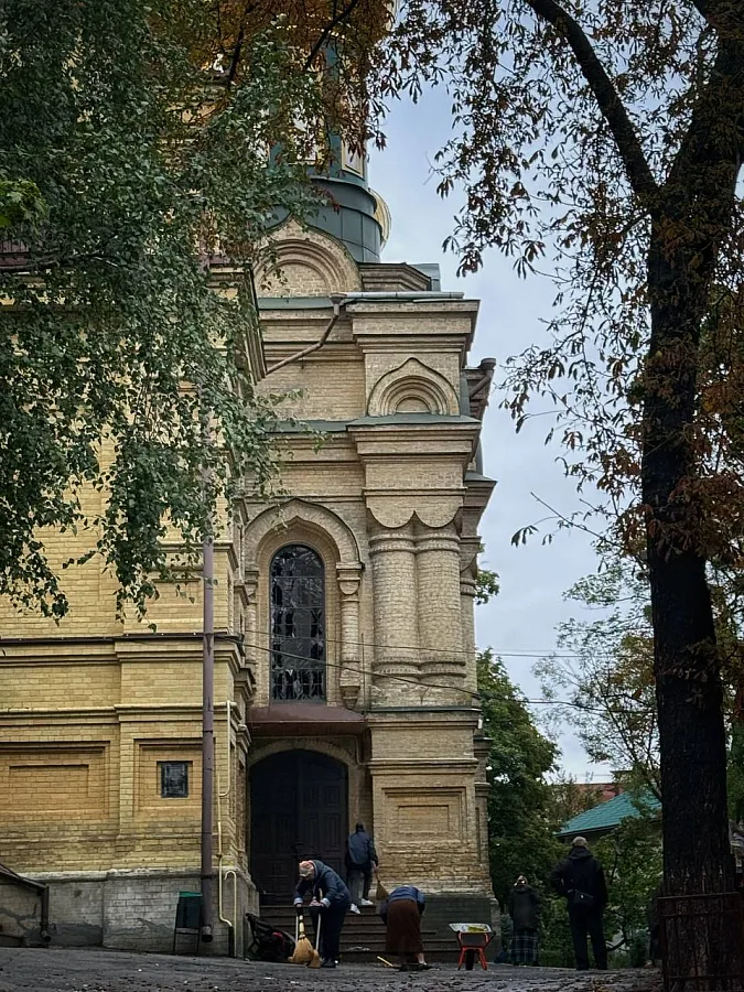 Российская атака повредила одну из старейших церквей Киева (фото) Российская атака повредила одну из старейших церквей Киева (фото)