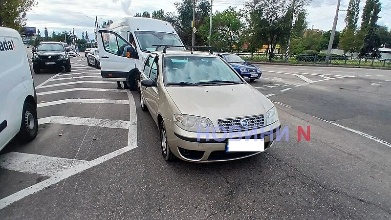 У кольца в Николаеве столкнулись Fiat и Ford: образовалась пробка У кольца в Николаеве столкнулись Fiat и Ford: образовалась пробка