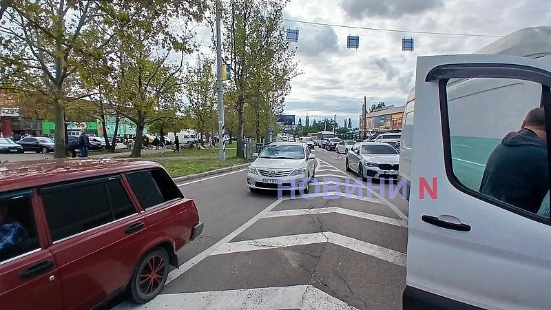 У кольца в Николаеве столкнулись Fiat и Ford: образовалась пробка У кольца в Николаеве столкнулись Fiat и Ford: образовалась пробка