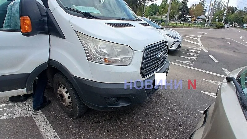У кольца в Николаеве столкнулись Fiat и Ford: образовалась пробка У кольца в Николаеве столкнулись Fiat и Ford: образовалась пробка