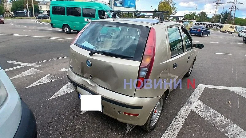 У кольца в Николаеве столкнулись Fiat и Ford: образовалась пробка У кольца в Николаеве столкнулись Fiat и Ford: образовалась пробка