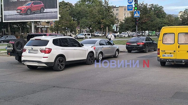 В центре Николаева на перекрестке столкнулись три автомобиля В центре Николаева на перекрестке столкнулись три автомобиля