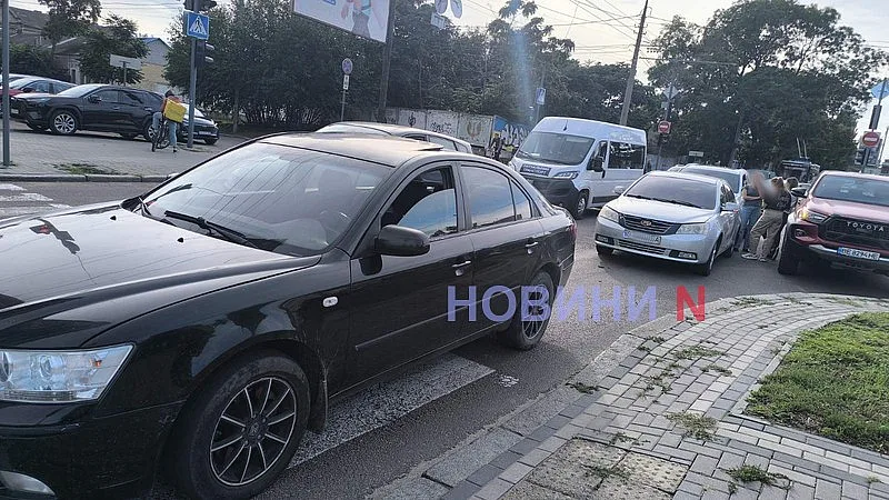 В центре Николаева на перекрестке столкнулись три автомобиля В центре Николаева на перекрестке столкнулись три автомобиля