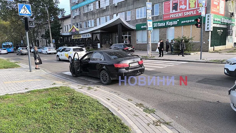 В центре Николаева на перекрестке столкнулись три автомобиля В центре Николаева на перекрестке столкнулись три автомобиля