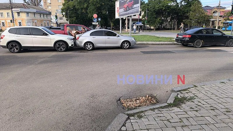 В центре Николаева на перекрестке столкнулись три автомобиля В центре Николаева на перекрестке столкнулись три автомобиля