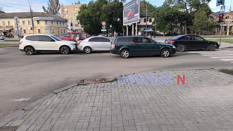 В центре Николаева на перекрестке столкнулись три автомобиля В центре Николаева на перекрестке столкнулись три автомобиля