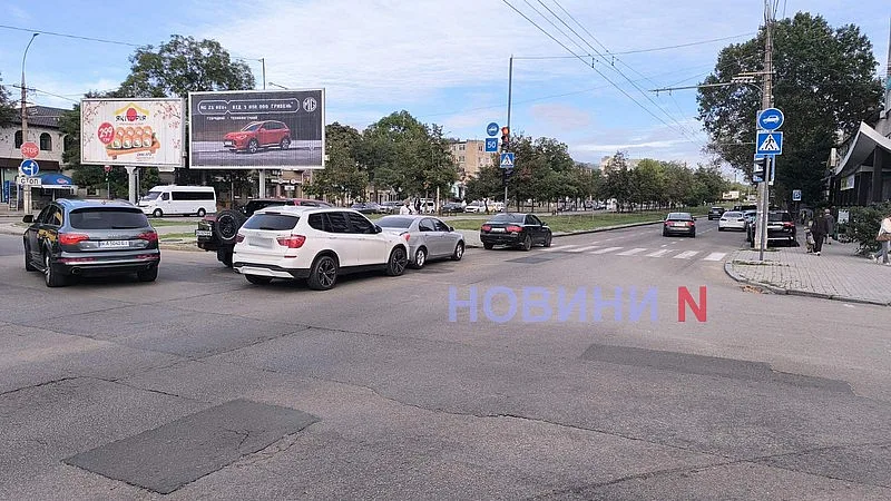 В центре Николаева на перекрестке столкнулись три автомобиля В центре Николаева на перекрестке столкнулись три автомобиля