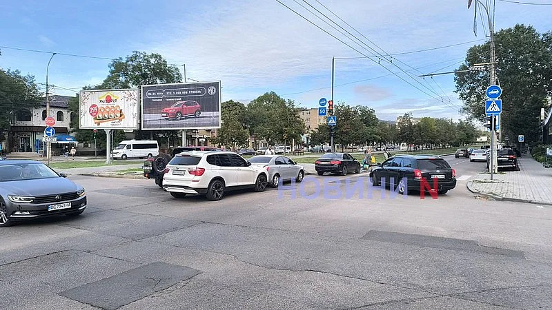 В центре Николаева на перекрестке столкнулись три автомобиля В центре Николаева на перекрестке столкнулись три автомобиля
