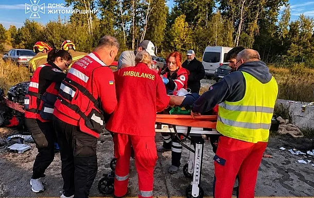В Житомирской области в ДТП с двумя грузовиками пострадали трое детей и трое взрослых В Житомирской области в ДТП с двумя грузовиками пострадали трое детей и трое взрослых