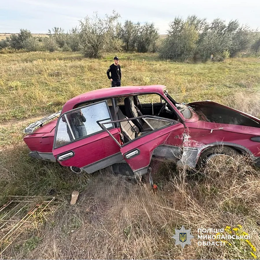 ВАЗ перевернулся на полевой дороге в Николаевской области: водитель погиб, есть пострадавшая ВАЗ перевернулся на полевой дороге в Николаевской области: водитель погиб, есть пострадавшая