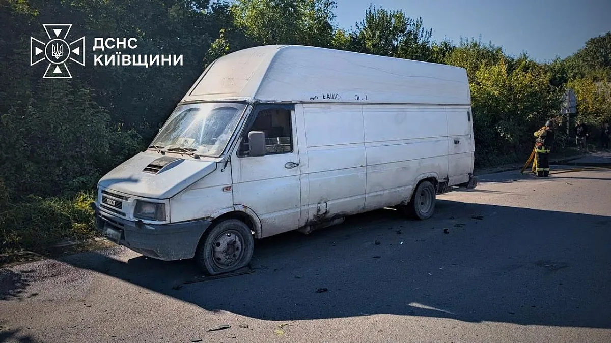 Дрон упав на дорогу на Київщині: є загиблий та поранені, пошкоджено п'ять автомобілів (фото) Дрон упав на дорогу на Київщині: є загиблий та поранені, пошкоджено п'ять автомобілів (фото)
