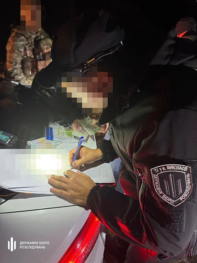 Плащі від дронів та поліцейське прикриття: чоловіків за 11 тисяч євро готували до втечі до Словаччини (відео) Плащі від дронів та поліцейське прикриття: чоловіків за 11 тисяч євро готували до втечі до Словаччини (відео)