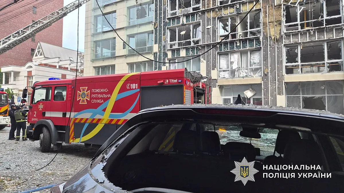Удар по центру Днепра: погибли три человека, 12 ранены (фото, видео) Удар по центру Днепра: погибли три человека, 12 ранены (фото, видео)