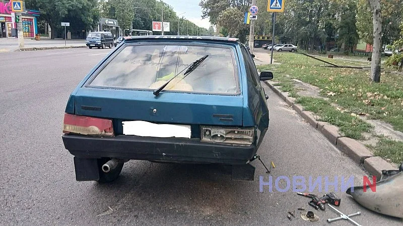 В Николаеве Ford въехал в ВАЗ на светофоре: образовалась пробка В Николаеве Ford въехал в ВАЗ на светофоре: образовалась пробка