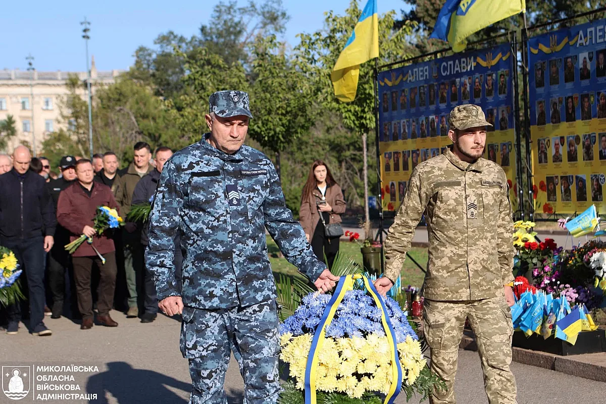 В Николаеве почтили память погибших защитников Украины и возложили цветы к Аллее памяти (фоторепортаж) В Николаеве почтили память погибших защитников Украины и возложили цветы к Аллее памяти (фоторепортаж)