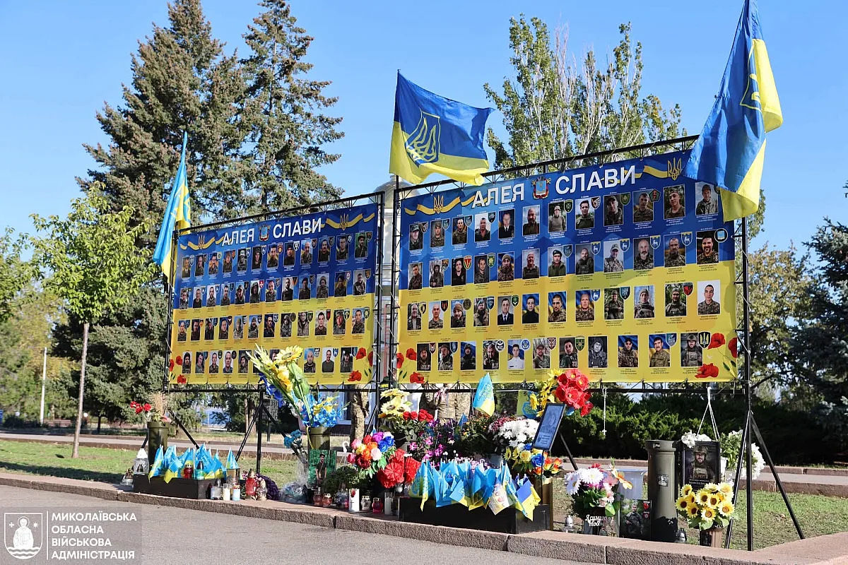 В Николаеве почтили память погибших защитников Украины и возложили цветы к Аллее памяти (фоторепортаж) В Николаеве почтили память погибших защитников Украины и возложили цветы к Аллее памяти (фоторепортаж)
