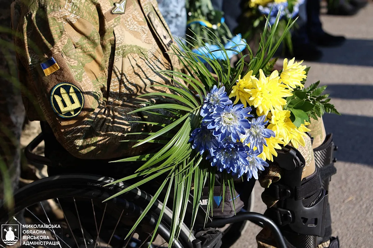 В Николаеве почтили память погибших защитников Украины и возложили цветы к Аллее памяти (фоторепортаж) В Николаеве почтили память погибших защитников Украины и возложили цветы к Аллее памяти (фоторепортаж)