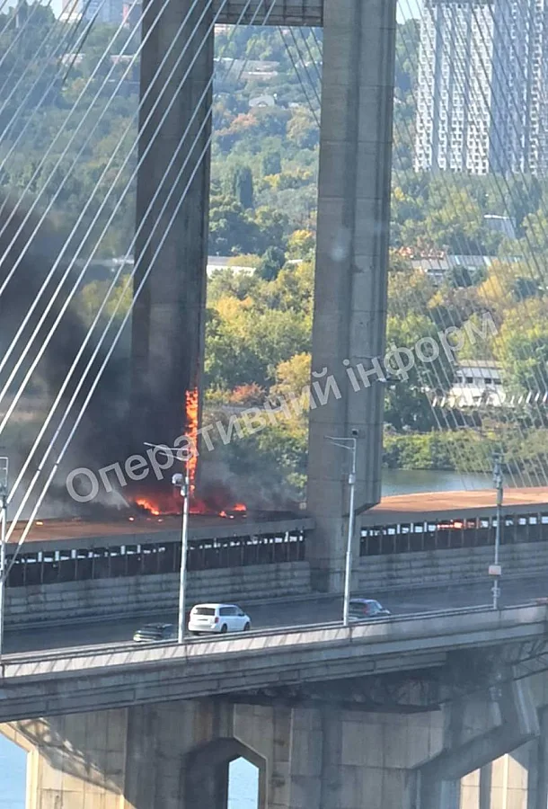 Дроны ударили по Южному мосту в Киеве во время движения поезда метро (видео) Дроны ударили по Южному мосту в Киеве во время движения поезда метро (видео)