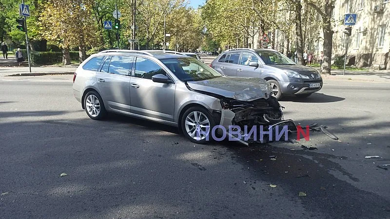 Тройное ДТП в центре Николаева: пострадала водитель, образовался затор Тройное ДТП в центре Николаева: пострадала водитель, образовался затор