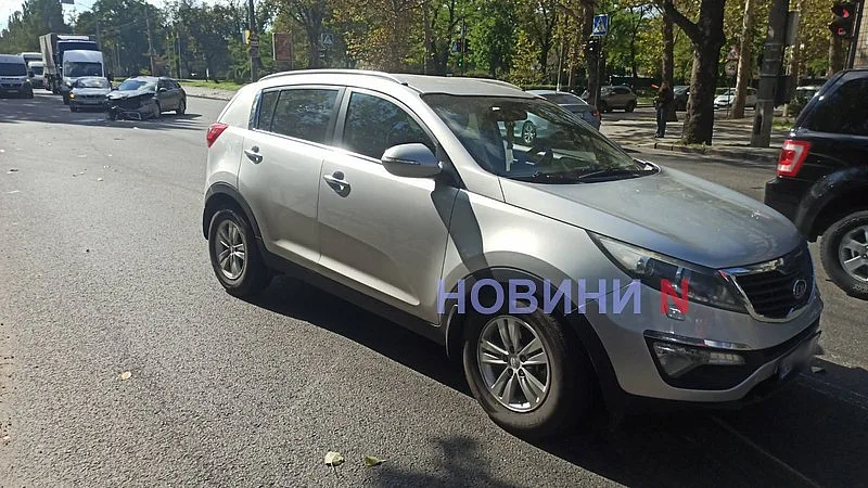 Тройное ДТП в центре Николаева: пострадала водитель, образовался затор Тройное ДТП в центре Николаева: пострадала водитель, образовался затор