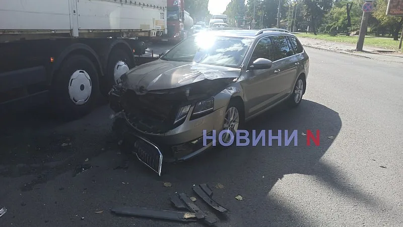 Тройное ДТП в центре Николаева: пострадала водитель, образовался затор Тройное ДТП в центре Николаева: пострадала водитель, образовался затор