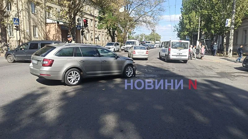 Тройное ДТП в центре Николаева: пострадала водитель, образовался затор Тройное ДТП в центре Николаева: пострадала водитель, образовался затор
