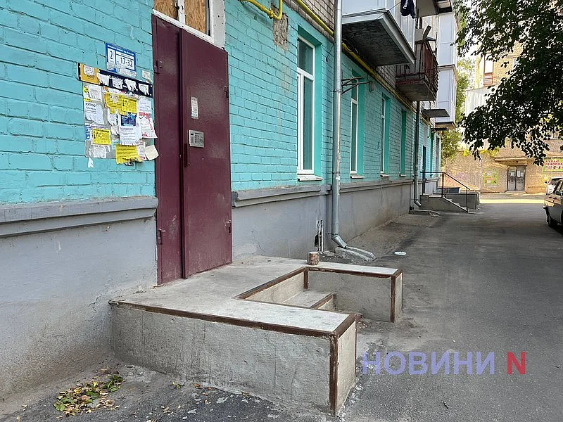 «Тримаюся за двері й спускаюся боком»: у Миколаєві пенсіонери скаржаться на небезпечний вхід до будинку «Тримаюся за двері й спускаюся боком»: у Миколаєві пенсіонери скаржаться на небезпечний вхід до будинку