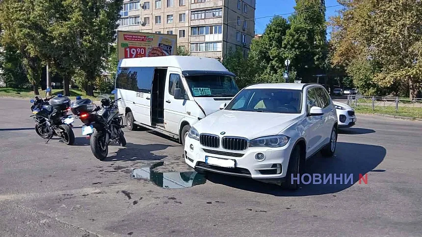 У Миколаєві маршрутка зіткнулася з BMW X5: рух на перехресті ускладнено У Миколаєві маршрутка зіткнулася з BMW X5: рух на перехресті ускладнено