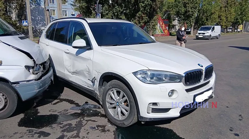 У Миколаєві маршрутка зіткнулася з BMW X5: рух на перехресті ускладнено У Миколаєві маршрутка зіткнулася з BMW X5: рух на перехресті ускладнено