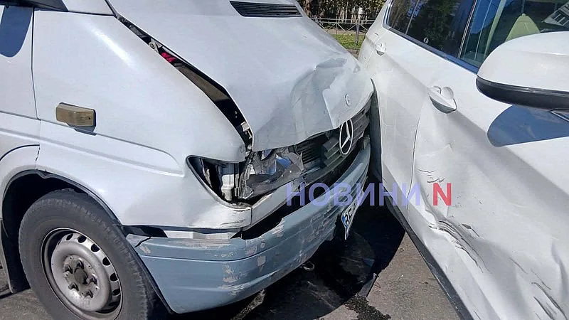 У Миколаєві маршрутка зіткнулася з BMW X5: рух на перехресті ускладнено У Миколаєві маршрутка зіткнулася з BMW X5: рух на перехресті ускладнено