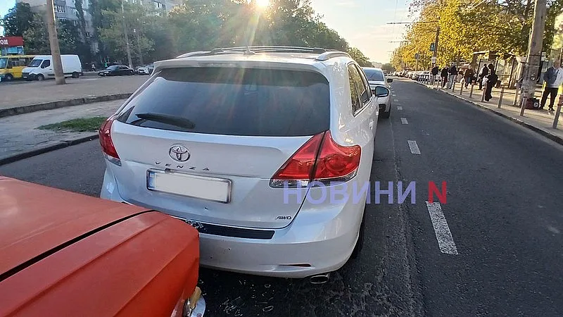 На проспекте в Николаеве «Москвич» врезался в Toyota Venza На проспекте в Николаеве «Москвич» врезался в Toyota Venza