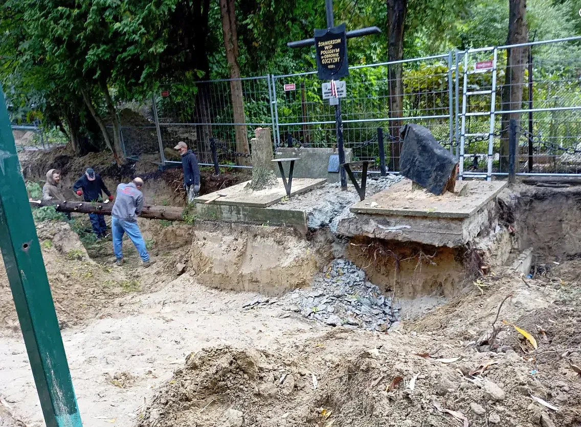 Во Львове эксгумировали останки 113 польских и 17 немецких солдат Во Львове эксгумировали останки 113 польских и 17 немецких солдат