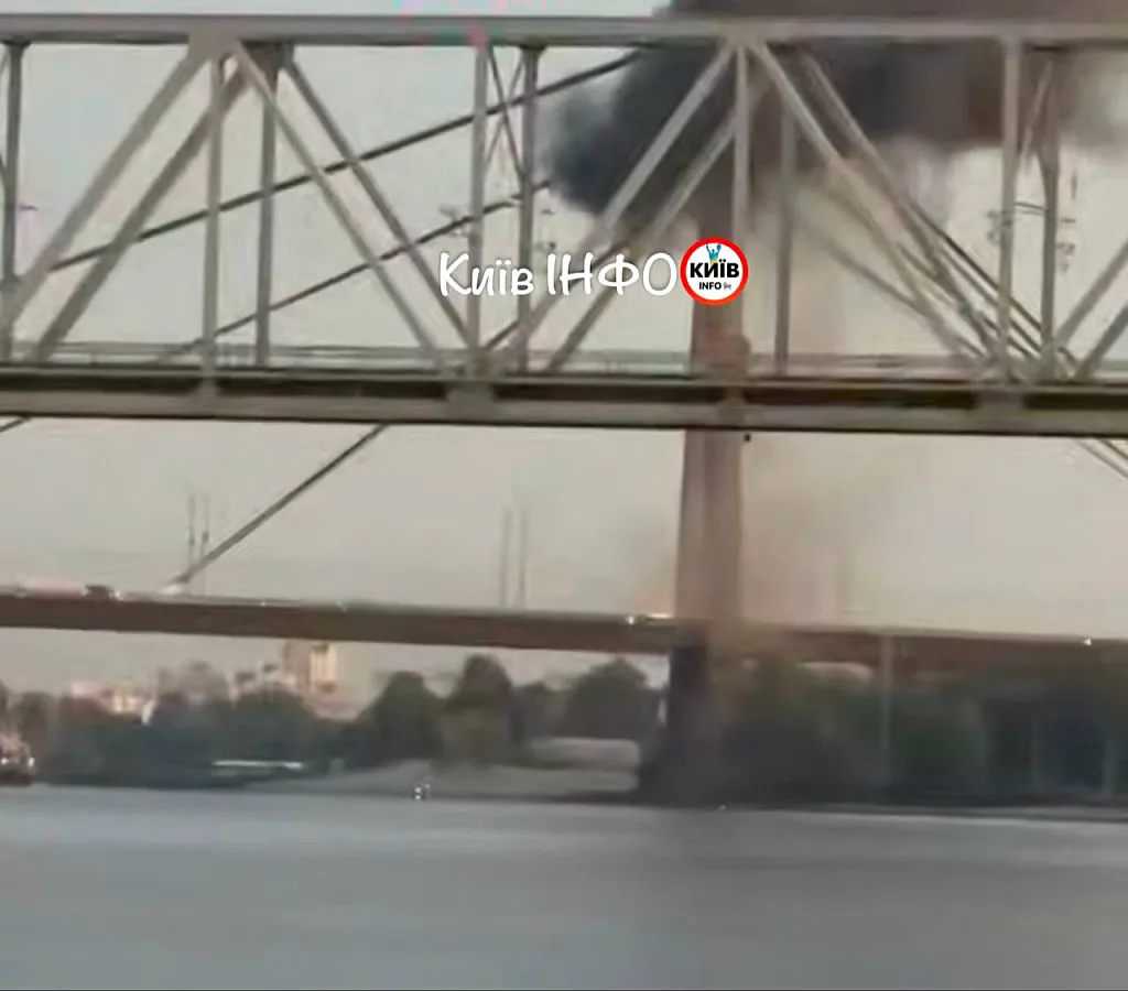 Утром в Киеве снова атаковали мост: что известно (видео) Утром в Киеве снова атаковали мост: что известно (видео)