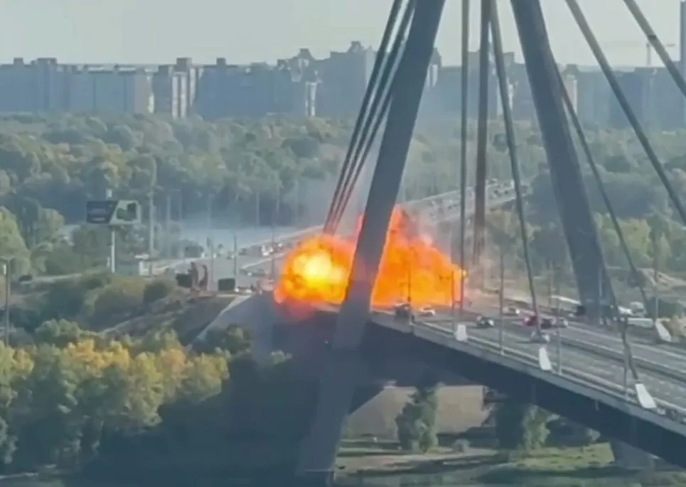 Российский дрон снова ударил по Северному мосту в Киеве: видео момента удара Российский дрон снова ударил по Северному мосту в Киеве: видео момента удара