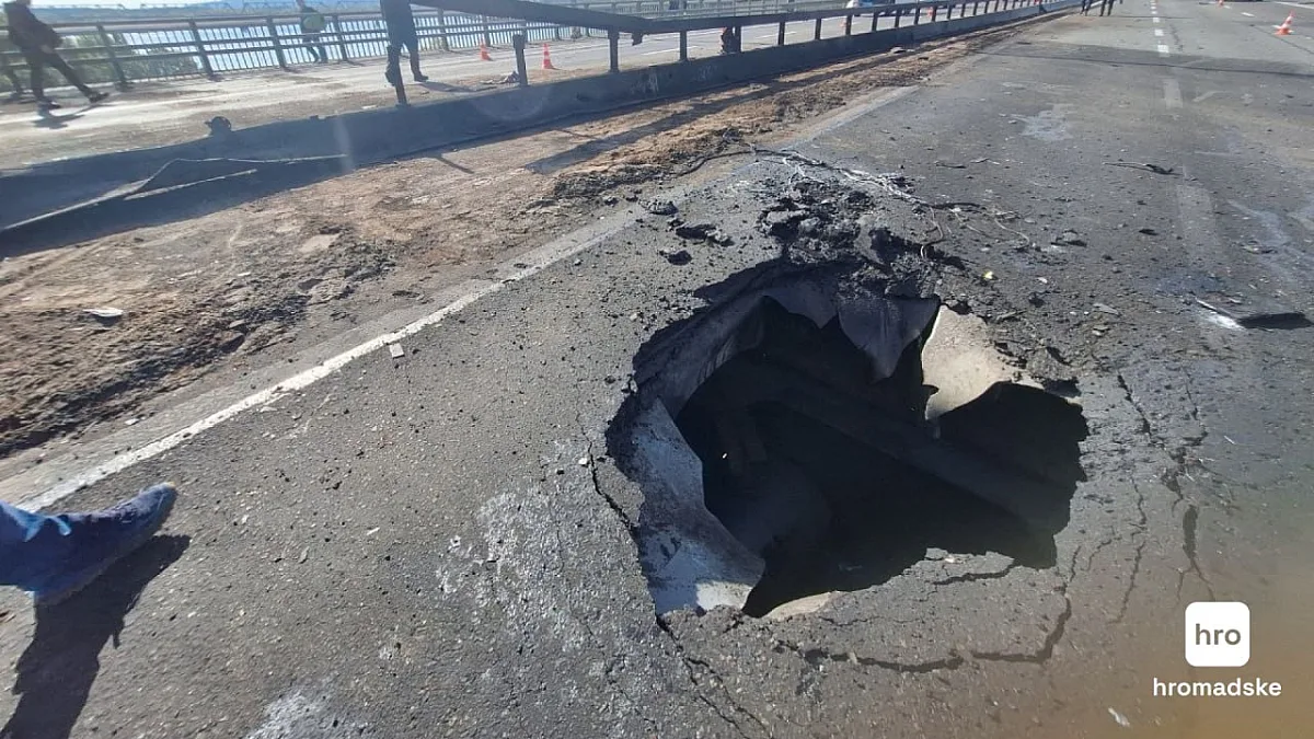 В Киеве два человека пострадали при ударе по Северному мосту В Киеве два человека пострадали при ударе по Северному мосту