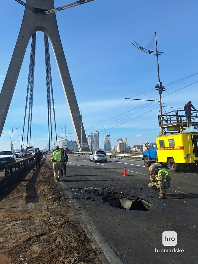 В Киеве два человека пострадали при ударе по Северному мосту В Киеве два человека пострадали при ударе по Северному мосту