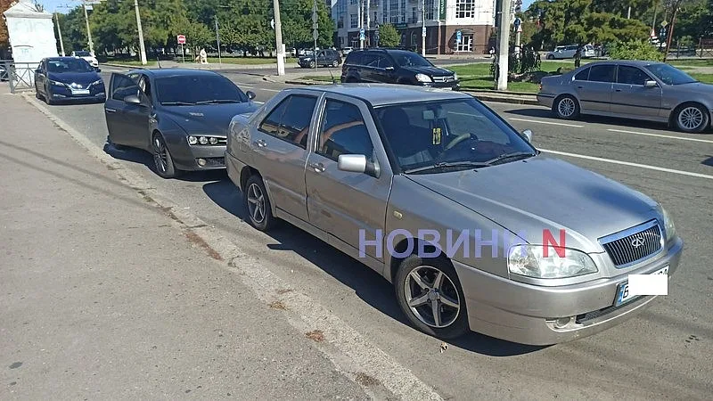 На сложном перекрестке в центре города столкнулись Alfa Romeo и Chery Amulet На сложном перекрестке в центре города столкнулись Alfa Romeo и Chery Amulet