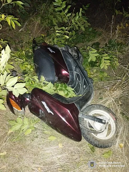 Під Коблево мопед виїхав на зустрічну смугу і злетів у кювет: 20-річного водія госпіталізовано Під Коблево мопед виїхав на зустрічну смугу і злетів у кювет: 20-річного водія госпіталізовано