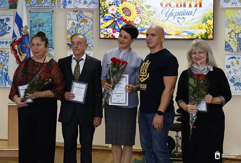 День учителя в Николаеве: как поздравили педагогов (фоторепортаж) День учителя в Николаеве: как поздравили педагогов (фоторепортаж)