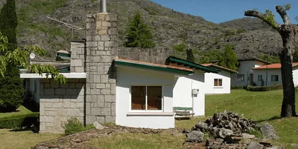 В Испании продают целое село с домами, часовней и теннисным кортом В Испании продают целое село с домами, часовней и теннисным кортом